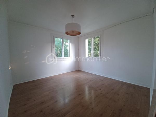 Idéalement situé dans le quartier Saint Martin d'Etampes, à proximité des commodités et à deux pas de la gare Saint Martin RER C.

Je vous invite à découvrir ce bel appartement de 4 pièces, au 3ème étage sans ascenseur.
Il se compose d'une entrée, un séjour, une cuisine aménagée, 3 chambres et une salle d'eau, un WC.
Et une belle cave.

Il est lumineux. Et bien entretenu.
Il y a la fibre.

Dans les charges il y a les poubelles et l'eau froide.

A visiter sans tarder!

Appelez moi 06 23 39 96 34
