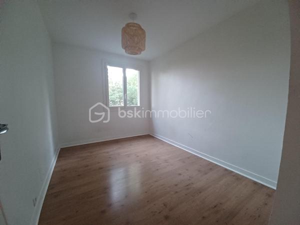 Idéalement situé dans le quartier Saint Martin d'Etampes, à proximité des commodités et à deux pas de la gare Saint Martin RER C.

Je vous invite à découvrir ce bel appartement de 4 pièces, au 3ème étage sans ascenseur.
Il se compose d'une entrée, un séjour, une cuisine aménagée, 3 chambres et une salle d'eau, un WC.
Et une belle cave.

Il est lumineux. Et bien entretenu.
Il y a la fibre.

Dans les charges il y a les poubelles et l'eau froide.

A visiter sans tarder!

Appelez moi 06 23 39 96 34