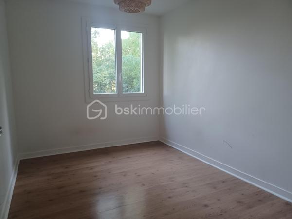 Idéalement situé dans le quartier Saint Martin d'Etampes, à proximité des commodités et à deux pas de la gare Saint Martin RER C.

Je vous invite à découvrir ce bel appartement de 4 pièces, au 3ème étage sans ascenseur.
Il se compose d'une entrée, un séjour, une cuisine aménagée, 3 chambres et une salle d'eau, un WC.
Et une belle cave.

Il est lumineux. Et bien entretenu.
Il y a la fibre.

Dans les charges il y a les poubelles et l'eau froide.

A visiter sans tarder!

Appelez moi 06 23 39 96 34