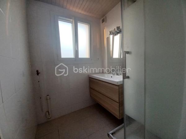 Idéalement situé dans le quartier Saint Martin d'Etampes, à proximité des commodités et à deux pas de la gare Saint Martin RER C.

Je vous invite à découvrir ce bel appartement de 4 pièces, au 3ème étage sans ascenseur.
Il se compose d'une entrée, un séjour, une cuisine aménagée, 3 chambres et une salle d'eau, un WC.
Et une belle cave.

Il est lumineux. Et bien entretenu.
Il y a la fibre.

Dans les charges il y a les poubelles et l'eau froide.

A visiter sans tarder!

Appelez moi 06 23 39 96 34