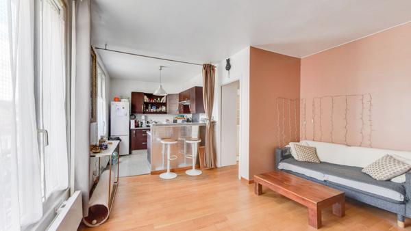 À vendre - Appartement 2 pièces de 46 m² idéalement situé, à proximité immédiate du métro et des commerces ? Une opportunité à ne pas manquer !
