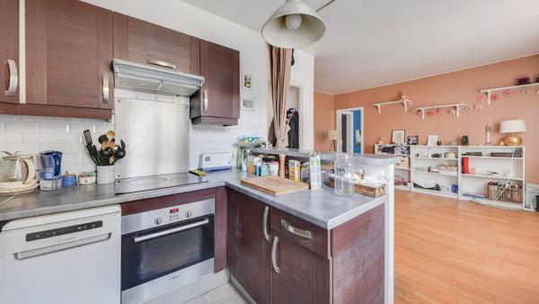 À vendre - Appartement 2 pièces de 46 m² idéalement situé, à proximité immédiate du métro et des commerces ? Une opportunité à ne pas manquer !