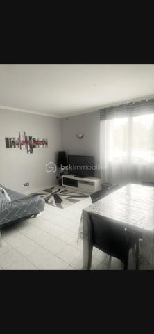 Beau duplex de 71m² idéalement situé proche des écoles, des commerces et des transports
Petite copropriété à faibles charges Comprenant une entrée, une cuisine ouverte sur sejour et salon, une grande chambre, un salle de bain avec baignoire et douche et wc.
A L'étage deux petites chambres/bureau transformable en une grande chambre d'envirion 13m².
Un sous-sol complète ce bien pour une superficie totale de 90m²
Contactez moi pour organiser une visite rapidement.
A saisir