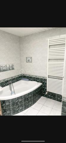 Beau duplex de 71m² idéalement situé proche des écoles, des commerces et des transports
Petite copropriété à faibles charges Comprenant une entrée, une cuisine ouverte sur sejour et salon, une grande chambre, un salle de bain avec baignoire et douche et wc.
A L'étage deux petites chambres/bureau transformable en une grande chambre d'envirion 13m².
Un sous-sol complète ce bien pour une superficie totale de 90m²
Contactez moi pour organiser une visite rapidement.
A saisir