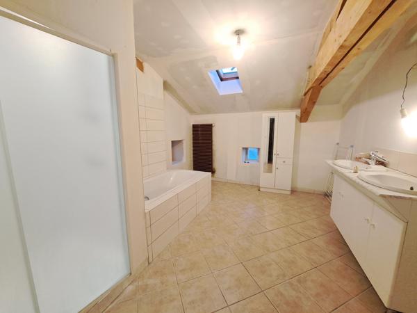 Maison avec garage attenant, véranda et grange – 175 m² – 6 pièces