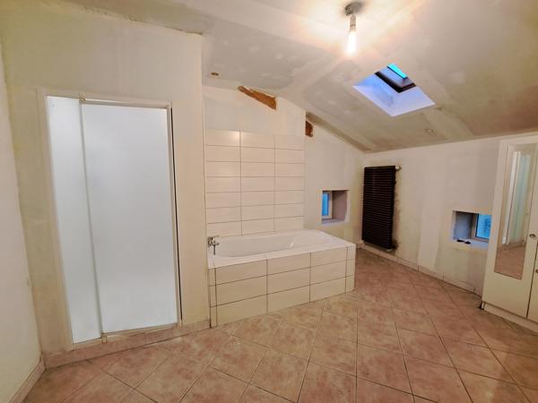 Maison avec garage attenant, véranda et grange – 175 m² – 6 pièces