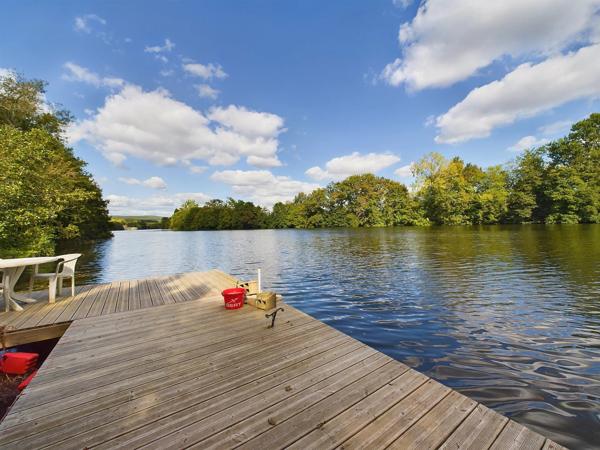 Belle propriété offrant une maison en pierre avec deux maisons d'amis, le tout sur 3,5 hectares de terrain en bordure de Lot