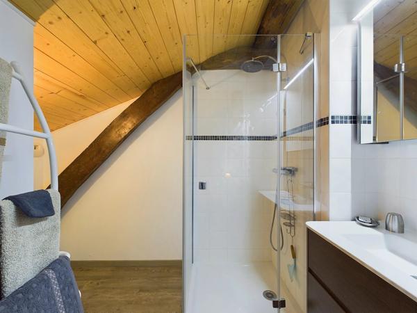 Belle propriété offrant une maison en pierre avec deux maisons d'amis, le tout sur 3,5 hectares de terrain en bordure de Lot
