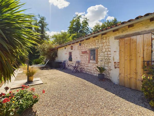 Belle propriété offrant une maison en pierre avec deux maisons d'amis, le tout sur 3,5 hectares de terrain en bordure de Lot
