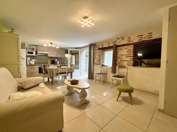 Belle propriété offrant une maison en pierre avec deux maisons d'amis, le tout sur 3,5 hectares de terrain en bordure de Lot