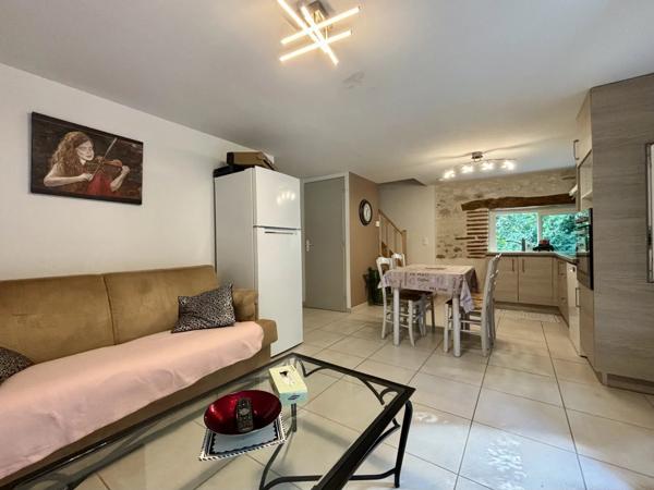 Belle propriété offrant une maison en pierre avec deux maisons d'amis, le tout sur 3,5 hectares de terrain en bordure de Lot