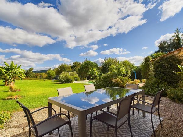 Belle propriété offrant une maison en pierre avec deux maisons d'amis, le tout sur 3,5 hectares de terrain en bordure de Lot