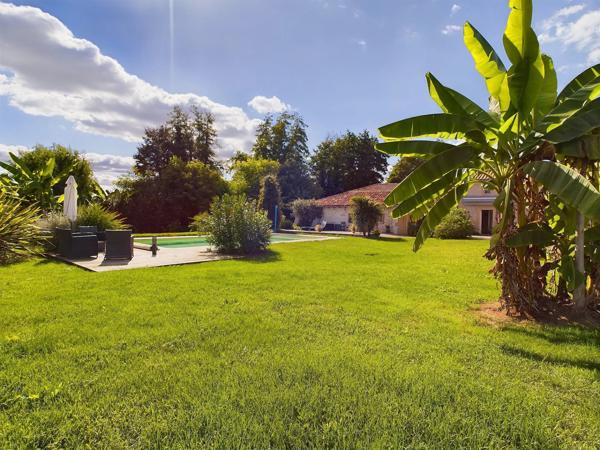 Belle propriété offrant une maison en pierre avec deux maisons d'amis, le tout sur 3,5 hectares de terrain en bordure de Lot