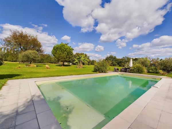 Belle propriété offrant une maison en pierre avec deux maisons d'amis, le tout sur 3,5 hectares de terrain en bordure de Lot
