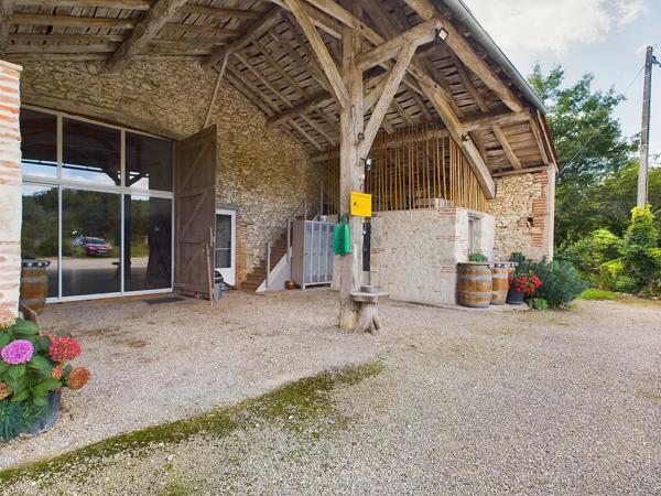 Belle propriété offrant une maison en pierre avec deux maisons d'amis, le tout sur 3,5 hectares de terrain en bordure de Lot