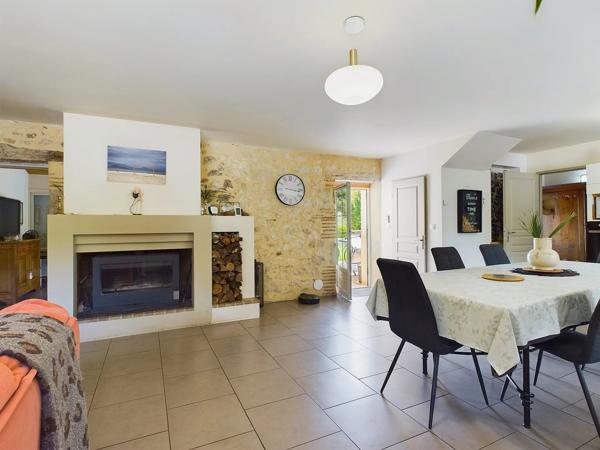 Belle propriété offrant une maison en pierre avec deux maisons d'amis, le tout sur 3,5 hectares de terrain en bordure de Lot