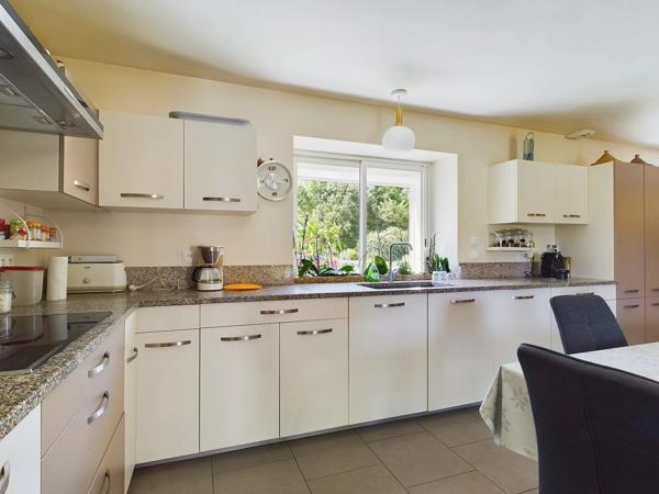 Belle propriété offrant une maison en pierre avec deux maisons d'amis, le tout sur 3,5 hectares de terrain en bordure de Lot