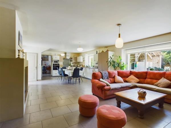 Belle propriété offrant une maison en pierre avec deux maisons d'amis, le tout sur 3,5 hectares de terrain en bordure de Lot