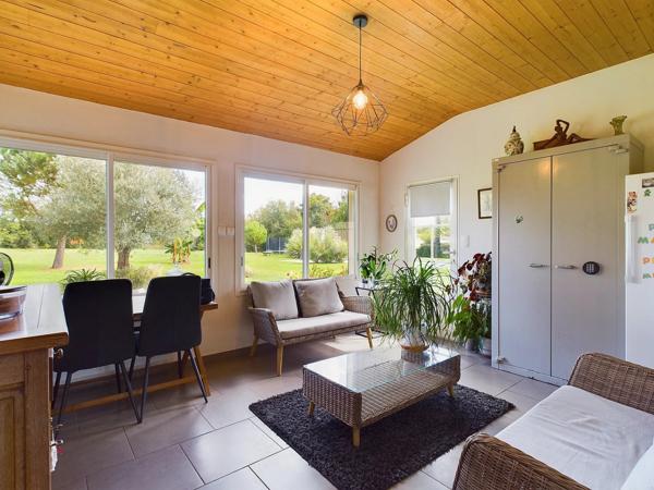Belle propriété offrant une maison en pierre avec deux maisons d'amis, le tout sur 3,5 hectares de terrain en bordure de Lot