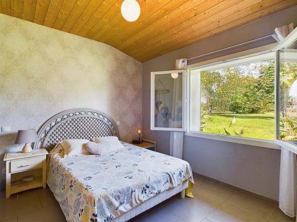 Belle propriété offrant une maison en pierre avec deux maisons d'amis, le tout sur 3,5 hectares de terrain en bordure de Lot
