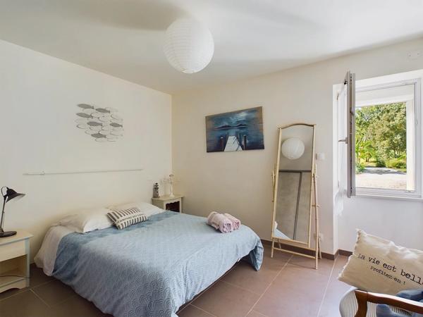 Belle propriété offrant une maison en pierre avec deux maisons d'amis, le tout sur 3,5 hectares de terrain en bordure de Lot
