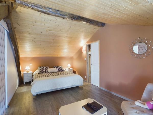 Belle propriété offrant une maison en pierre avec deux maisons d'amis, le tout sur 3,5 hectares de terrain en bordure de Lot