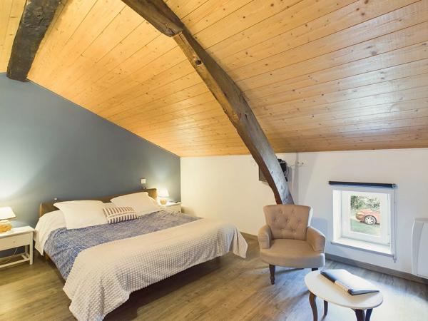 Belle propriété offrant une maison en pierre avec deux maisons d'amis, le tout sur 3,5 hectares de terrain en bordure de Lot
