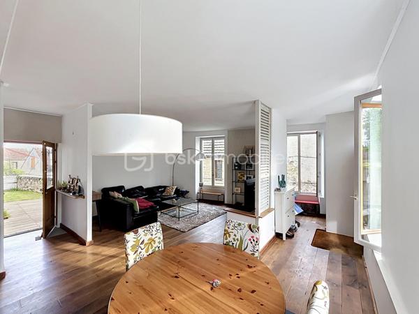 Grande maison familiale 

Maison familiale de caractère – 159 m² –  À seulement 10 minutes de grisy les plâtres,  15 minutes de Pontoise, idéalement située entre campagne verdoyante et accès rapide aux grands pôles recherchés du Val-d'Oise et des Yvelines.  Proche de Cergy, L'Isle-Adam, Pontoise, Conflans-Sainte-Honorine et aux portes des Yvelines, ce bien séduira les familles en quête d'espace, de calme et de nature sans s'éloigner des commodités.  Cadre privilégié, environnement recherché, forêt, randonnées et dépaysement assuré à moins d'une heure de Paris avec une gare à proximité ligne J.   Un cadre de vie rare et recherché . 
Derrière sa façade pleine de caractère, cette maison propose de beaux volumes et une organisation pensée pour la vie familiale :
-  5 chambres permettant d'accueillir famille, bureau ou espace invités
- Un séjour lumineux propice aux moments de partage 
- Une ambiance chaleureuse mêlant charme de l'ancien et potentiel d'aménagement
- une terrasse et un jardin pour profiter des beaux jours  

Un potentiel à exploiter selon vos envies :

Le bien dispose également d'un sous-sol total, offrant de nombreuses possibilités :
 -  espace de rangement important 
- atelier / bricolage 
- buanderie / espace technique 
- ou aménagement selon vos besoins  

Un environnement paisible  :

Située dans un environnement calme et résidentiel, cette maison bénéficie du cadre de vie recherché de Montgeroult :  
* village à taille humaine 
* tranquillité
 * qualité de vie à proximité des axes et commodités  
* cerise sur le gâteau  : une très belle vue