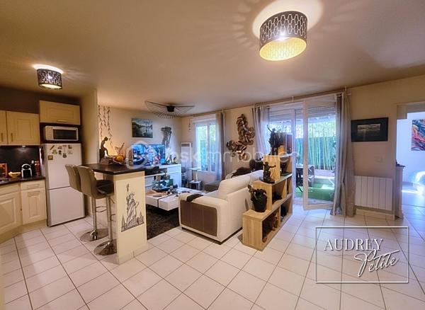 A Aubervilliers, à 10 minutes de la mairie, appartement 49 m², 2 pièces en rez-de-chaussée au sein d’un immeuble sécurisé, niché au bout d’une allée en fond de parcelle… ici, le tumulte de la ville reste à la porte. Un véritable havre de paix, sans vis-à-vis, entouré de verdure, tout en étant à proximité du métro et des commodités.
Dès l’entrée, des rangements intégrés optimisent l’espace avant de découvrir une superbe pièce de vie d’environ 30 m² avec cuisine ouverte et son coin bar convivial. Baignée de lumière grâce à sa porte-fenêtre et sa grande fenêtre, la pièce de vie s’ouvre largement sur une superbe terrasse de 18 m², sans vis-à-vis. Un véritable prolongement de l’appartement, parfait pour les repas d’été, les plantes vertes ou les cafés au soleil dans un calme presque inattendu.
Un petit dégagement dessert une salle d’eau moderne avec WC, puis une chambre au calme dont la fenêtre donne également sur la terrasse.
Les atouts qui font la différence :
• Terrasse de 18 m²  plein ouest, sans vis-à-vis
• Résidence sécurisée en retrait de la rue
• Métro et commodités à proximité immédiate
• Belle pièce de vie de 30 m²
• DPE C
• Confort moderne : chauffage électrique programmable pièce par pièce, ballon d’eau chaude récent, VMC hygroréglable et ouvrants PVC double vitrage
Un appartement qui ressemble à une parenthèse paisible au cœur de la ville. N'attendez pas, venez visitez!