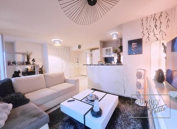 A Aubervilliers, à 10 minutes de la mairie, appartement 49 m², 2 pièces en rez-de-chaussée au sein d’un immeuble sécurisé, niché au bout d’une allée en fond de parcelle… ici, le tumulte de la ville reste à la porte. Un véritable havre de paix, sans vis-à-vis, entouré de verdure, tout en étant à proximité du métro et des commodités.
Dès l’entrée, des rangements intégrés optimisent l’espace avant de découvrir une superbe pièce de vie d’environ 30 m² avec cuisine ouverte et son coin bar convivial. Baignée de lumière grâce à sa porte-fenêtre et sa grande fenêtre, la pièce de vie s’ouvre largement sur une superbe terrasse de 18 m², sans vis-à-vis. Un véritable prolongement de l’appartement, parfait pour les repas d’été, les plantes vertes ou les cafés au soleil dans un calme presque inattendu.
Un petit dégagement dessert une salle d’eau moderne avec WC, puis une chambre au calme dont la fenêtre donne également sur la terrasse.
Les atouts qui font la différence :
• Terrasse de 18 m²  plein ouest, sans vis-à-vis
• Résidence sécurisée en retrait de la rue
• Métro et commodités à proximité immédiate
• Belle pièce de vie de 30 m²
• DPE C
• Confort moderne : chauffage électrique programmable pièce par pièce, ballon d’eau chaude récent, VMC hygroréglable et ouvrants PVC double vitrage
Un appartement qui ressemble à une parenthèse paisible au cœur de la ville. N'attendez pas, venez visitez!