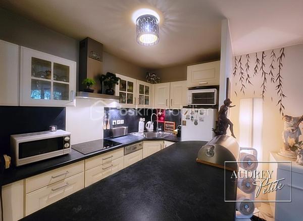 A Aubervilliers, à 10 minutes de la mairie, appartement 49 m², 2 pièces en rez-de-chaussée au sein d’un immeuble sécurisé, niché au bout d’une allée en fond de parcelle… ici, le tumulte de la ville reste à la porte. Un véritable havre de paix, sans vis-à-vis, entouré de verdure, tout en étant à proximité du métro et des commodités.
Dès l’entrée, des rangements intégrés optimisent l’espace avant de découvrir une superbe pièce de vie d’environ 30 m² avec cuisine ouverte et son coin bar convivial. Baignée de lumière grâce à sa porte-fenêtre et sa grande fenêtre, la pièce de vie s’ouvre largement sur une superbe terrasse de 18 m², sans vis-à-vis. Un véritable prolongement de l’appartement, parfait pour les repas d’été, les plantes vertes ou les cafés au soleil dans un calme presque inattendu.
Un petit dégagement dessert une salle d’eau moderne avec WC, puis une chambre au calme dont la fenêtre donne également sur la terrasse.
Les atouts qui font la différence :
• Terrasse de 18 m²  plein ouest, sans vis-à-vis
• Résidence sécurisée en retrait de la rue
• Métro et commodités à proximité immédiate
• Belle pièce de vie de 30 m²
• DPE C
• Confort moderne : chauffage électrique programmable pièce par pièce, ballon d’eau chaude récent, VMC hygroréglable et ouvrants PVC double vitrage
Un appartement qui ressemble à une parenthèse paisible au cœur de la ville. N'attendez pas, venez visitez!