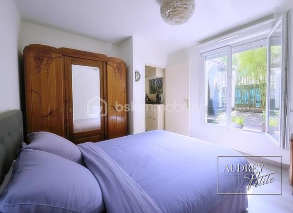 A Aubervilliers, à 10 minutes de la mairie, appartement 49 m², 2 pièces en rez-de-chaussée au sein d’un immeuble sécurisé, niché au bout d’une allée en fond de parcelle… ici, le tumulte de la ville reste à la porte. Un véritable havre de paix, sans vis-à-vis, entouré de verdure, tout en étant à proximité du métro et des commodités.
Dès l’entrée, des rangements intégrés optimisent l’espace avant de découvrir une superbe pièce de vie d’environ 30 m² avec cuisine ouverte et son coin bar convivial. Baignée de lumière grâce à sa porte-fenêtre et sa grande fenêtre, la pièce de vie s’ouvre largement sur une superbe terrasse de 18 m², sans vis-à-vis. Un véritable prolongement de l’appartement, parfait pour les repas d’été, les plantes vertes ou les cafés au soleil dans un calme presque inattendu.
Un petit dégagement dessert une salle d’eau moderne avec WC, puis une chambre au calme dont la fenêtre donne également sur la terrasse.
Les atouts qui font la différence :
• Terrasse de 18 m²  plein ouest, sans vis-à-vis
• Résidence sécurisée en retrait de la rue
• Métro et commodités à proximité immédiate
• Belle pièce de vie de 30 m²
• DPE C
• Confort moderne : chauffage électrique programmable pièce par pièce, ballon d’eau chaude récent, VMC hygroréglable et ouvrants PVC double vitrage
Un appartement qui ressemble à une parenthèse paisible au cœur de la ville. N'attendez pas, venez visitez!