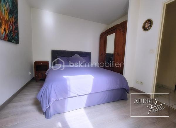 A Aubervilliers, à 10 minutes de la mairie, appartement 49 m², 2 pièces en rez-de-chaussée au sein d’un immeuble sécurisé, niché au bout d’une allée en fond de parcelle… ici, le tumulte de la ville reste à la porte. Un véritable havre de paix, sans vis-à-vis, entouré de verdure, tout en étant à proximité du métro et des commodités.
Dès l’entrée, des rangements intégrés optimisent l’espace avant de découvrir une superbe pièce de vie d’environ 30 m² avec cuisine ouverte et son coin bar convivial. Baignée de lumière grâce à sa porte-fenêtre et sa grande fenêtre, la pièce de vie s’ouvre largement sur une superbe terrasse de 18 m², sans vis-à-vis. Un véritable prolongement de l’appartement, parfait pour les repas d’été, les plantes vertes ou les cafés au soleil dans un calme presque inattendu.
Un petit dégagement dessert une salle d’eau moderne avec WC, puis une chambre au calme dont la fenêtre donne également sur la terrasse.
Les atouts qui font la différence :
• Terrasse de 18 m²  plein ouest, sans vis-à-vis
• Résidence sécurisée en retrait de la rue
• Métro et commodités à proximité immédiate
• Belle pièce de vie de 30 m²
• DPE C
• Confort moderne : chauffage électrique programmable pièce par pièce, ballon d’eau chaude récent, VMC hygroréglable et ouvrants PVC double vitrage
Un appartement qui ressemble à une parenthèse paisible au cœur de la ville. N'attendez pas, venez visitez!