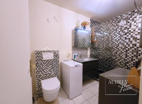 A Aubervilliers, à 10 minutes de la mairie, appartement 49 m², 2 pièces en rez-de-chaussée au sein d’un immeuble sécurisé, niché au bout d’une allée en fond de parcelle… ici, le tumulte de la ville reste à la porte. Un véritable havre de paix, sans vis-à-vis, entouré de verdure, tout en étant à proximité du métro et des commodités.
Dès l’entrée, des rangements intégrés optimisent l’espace avant de découvrir une superbe pièce de vie d’environ 30 m² avec cuisine ouverte et son coin bar convivial. Baignée de lumière grâce à sa porte-fenêtre et sa grande fenêtre, la pièce de vie s’ouvre largement sur une superbe terrasse de 18 m², sans vis-à-vis. Un véritable prolongement de l’appartement, parfait pour les repas d’été, les plantes vertes ou les cafés au soleil dans un calme presque inattendu.
Un petit dégagement dessert une salle d’eau moderne avec WC, puis une chambre au calme dont la fenêtre donne également sur la terrasse.
Les atouts qui font la différence :
• Terrasse de 18 m²  plein ouest, sans vis-à-vis
• Résidence sécurisée en retrait de la rue
• Métro et commodités à proximité immédiate
• Belle pièce de vie de 30 m²
• DPE C
• Confort moderne : chauffage électrique programmable pièce par pièce, ballon d’eau chaude récent, VMC hygroréglable et ouvrants PVC double vitrage
Un appartement qui ressemble à une parenthèse paisible au cœur de la ville. N'attendez pas, venez visitez!