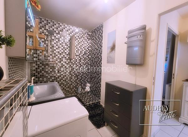 A Aubervilliers, à 10 minutes de la mairie, appartement 49 m², 2 pièces en rez-de-chaussée au sein d’un immeuble sécurisé, niché au bout d’une allée en fond de parcelle… ici, le tumulte de la ville reste à la porte. Un véritable havre de paix, sans vis-à-vis, entouré de verdure, tout en étant à proximité du métro et des commodités.
Dès l’entrée, des rangements intégrés optimisent l’espace avant de découvrir une superbe pièce de vie d’environ 30 m² avec cuisine ouverte et son coin bar convivial. Baignée de lumière grâce à sa porte-fenêtre et sa grande fenêtre, la pièce de vie s’ouvre largement sur une superbe terrasse de 18 m², sans vis-à-vis. Un véritable prolongement de l’appartement, parfait pour les repas d’été, les plantes vertes ou les cafés au soleil dans un calme presque inattendu.
Un petit dégagement dessert une salle d’eau moderne avec WC, puis une chambre au calme dont la fenêtre donne également sur la terrasse.
Les atouts qui font la différence :
• Terrasse de 18 m²  plein ouest, sans vis-à-vis
• Résidence sécurisée en retrait de la rue
• Métro et commodités à proximité immédiate
• Belle pièce de vie de 30 m²
• DPE C
• Confort moderne : chauffage électrique programmable pièce par pièce, ballon d’eau chaude récent, VMC hygroréglable et ouvrants PVC double vitrage
Un appartement qui ressemble à une parenthèse paisible au cœur de la ville. N'attendez pas, venez visitez!