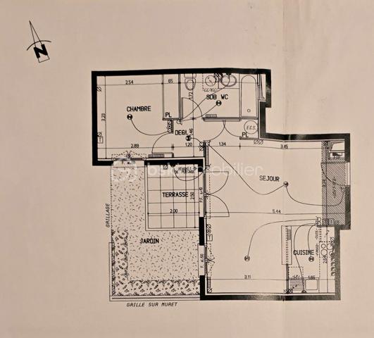 A Aubervilliers, à 10 minutes de la mairie, appartement 49 m², 2 pièces en rez-de-chaussée au sein d’un immeuble sécurisé, niché au bout d’une allée en fond de parcelle… ici, le tumulte de la ville reste à la porte. Un véritable havre de paix, sans vis-à-vis, entouré de verdure, tout en étant à proximité du métro et des commodités.
Dès l’entrée, des rangements intégrés optimisent l’espace avant de découvrir une superbe pièce de vie d’environ 30 m² avec cuisine ouverte et son coin bar convivial. Baignée de lumière grâce à sa porte-fenêtre et sa grande fenêtre, la pièce de vie s’ouvre largement sur une superbe terrasse de 18 m², sans vis-à-vis. Un véritable prolongement de l’appartement, parfait pour les repas d’été, les plantes vertes ou les cafés au soleil dans un calme presque inattendu.
Un petit dégagement dessert une salle d’eau moderne avec WC, puis une chambre au calme dont la fenêtre donne également sur la terrasse.
Les atouts qui font la différence :
• Terrasse de 18 m²  plein ouest, sans vis-à-vis
• Résidence sécurisée en retrait de la rue
• Métro et commodités à proximité immédiate
• Belle pièce de vie de 30 m²
• DPE C
• Confort moderne : chauffage électrique programmable pièce par pièce, ballon d’eau chaude récent, VMC hygroréglable et ouvrants PVC double vitrage
Un appartement qui ressemble à une parenthèse paisible au cœur de la ville. N'attendez pas, venez visitez!