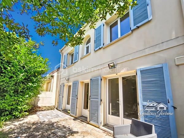 Coup de cœur assuré pour cette maison familiale récente à Goussainville !

Vous cherchez un logement spacieux, moderne et parfaitement situé ? Cette maison de 2014, nichée à quelques minutes à pied du centre-ville et de la gare, est un véritable bijou.

Dès l’entrée, un grand placard aménagé vous accueille. Le rez-de-chaussée, lumineux et fonctionnel, se compose d’une salle à manger conviviale, d’un salon ouvert sur le jardin, et d’une grande cuisine équipée idéale pour les repas en famille. Vous y trouverez aussi une chambre avec douche et lavabo, ainsi qu’un WC séparé, vous permettant de vivre de plain-pied si vous le souhaitez.

À l’étage, un large palier dessert quatre chambres confortables, une salle de bain et un WC séparé. Les combles, facilement aménageables, offrent un potentiel supplémentaire pour créer un espace à votre image.

En sous-sol, plus de 70 m² s’offrent à vous : garage pour deux voitures, buanderie et rangements généreux.

Côté confort, cette maison est équipée d’une pompe à chaleur économique, de fenêtres PVC double vitrage et de volets roulants électriques. Tout a été pensé pour allier économie d’énergie et bien-être au quotidien.

Le tout est implanté sur un terrain clos, parfait pour profiter de beaux moments en extérieur, en toute intimité.

Proche de toutes les commodités, des écoles et des transports, cette maison est idéale pour une grande famille en quête de confort et de praticité.

Ne passez pas à côté de cette opportunité rare, contactez-moi dès aujourd’hui pour une visite.