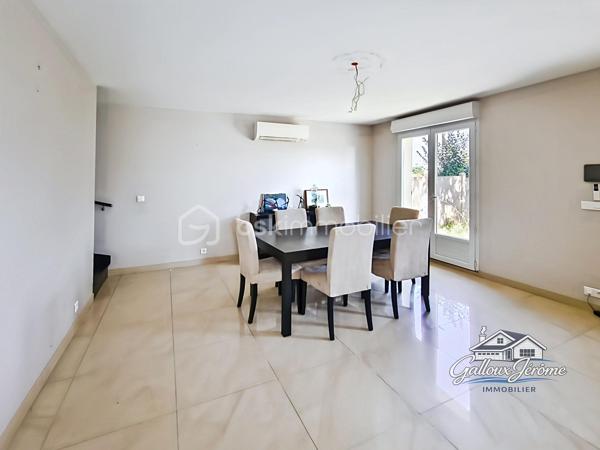 Coup de cœur assuré pour cette maison familiale récente à Goussainville !

Vous cherchez un logement spacieux, moderne et parfaitement situé ? Cette maison de 2014, nichée à quelques minutes à pied du centre-ville et de la gare, est un véritable bijou.

Dès l’entrée, un grand placard aménagé vous accueille. Le rez-de-chaussée, lumineux et fonctionnel, se compose d’une salle à manger conviviale, d’un salon ouvert sur le jardin, et d’une grande cuisine équipée idéale pour les repas en famille. Vous y trouverez aussi une chambre avec douche et lavabo, ainsi qu’un WC séparé, vous permettant de vivre de plain-pied si vous le souhaitez.

À l’étage, un large palier dessert quatre chambres confortables, une salle de bain et un WC séparé. Les combles, facilement aménageables, offrent un potentiel supplémentaire pour créer un espace à votre image.

En sous-sol, plus de 70 m² s’offrent à vous : garage pour deux voitures, buanderie et rangements généreux.

Côté confort, cette maison est équipée d’une pompe à chaleur économique, de fenêtres PVC double vitrage et de volets roulants électriques. Tout a été pensé pour allier économie d’énergie et bien-être au quotidien.

Le tout est implanté sur un terrain clos, parfait pour profiter de beaux moments en extérieur, en toute intimité.

Proche de toutes les commodités, des écoles et des transports, cette maison est idéale pour une grande famille en quête de confort et de praticité.

Ne passez pas à côté de cette opportunité rare, contactez-moi dès aujourd’hui pour une visite.
