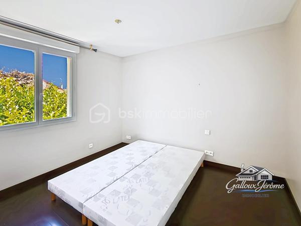 Coup de cœur assuré pour cette maison familiale récente à Goussainville !

Vous cherchez un logement spacieux, moderne et parfaitement situé ? Cette maison de 2014, nichée à quelques minutes à pied du centre-ville et de la gare, est un véritable bijou.

Dès l’entrée, un grand placard aménagé vous accueille. Le rez-de-chaussée, lumineux et fonctionnel, se compose d’une salle à manger conviviale, d’un salon ouvert sur le jardin, et d’une grande cuisine équipée idéale pour les repas en famille. Vous y trouverez aussi une chambre avec douche et lavabo, ainsi qu’un WC séparé, vous permettant de vivre de plain-pied si vous le souhaitez.

À l’étage, un large palier dessert quatre chambres confortables, une salle de bain et un WC séparé. Les combles, facilement aménageables, offrent un potentiel supplémentaire pour créer un espace à votre image.

En sous-sol, plus de 70 m² s’offrent à vous : garage pour deux voitures, buanderie et rangements généreux.

Côté confort, cette maison est équipée d’une pompe à chaleur économique, de fenêtres PVC double vitrage et de volets roulants électriques. Tout a été pensé pour allier économie d’énergie et bien-être au quotidien.

Le tout est implanté sur un terrain clos, parfait pour profiter de beaux moments en extérieur, en toute intimité.

Proche de toutes les commodités, des écoles et des transports, cette maison est idéale pour une grande famille en quête de confort et de praticité.

Ne passez pas à côté de cette opportunité rare, contactez-moi dès aujourd’hui pour une visite.