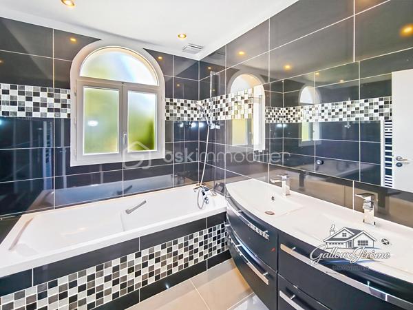 Coup de cœur assuré pour cette maison familiale récente à Goussainville !

Vous cherchez un logement spacieux, moderne et parfaitement situé ? Cette maison de 2014, nichée à quelques minutes à pied du centre-ville et de la gare, est un véritable bijou.

Dès l’entrée, un grand placard aménagé vous accueille. Le rez-de-chaussée, lumineux et fonctionnel, se compose d’une salle à manger conviviale, d’un salon ouvert sur le jardin, et d’une grande cuisine équipée idéale pour les repas en famille. Vous y trouverez aussi une chambre avec douche et lavabo, ainsi qu’un WC séparé, vous permettant de vivre de plain-pied si vous le souhaitez.

À l’étage, un large palier dessert quatre chambres confortables, une salle de bain et un WC séparé. Les combles, facilement aménageables, offrent un potentiel supplémentaire pour créer un espace à votre image.

En sous-sol, plus de 70 m² s’offrent à vous : garage pour deux voitures, buanderie et rangements généreux.

Côté confort, cette maison est équipée d’une pompe à chaleur économique, de fenêtres PVC double vitrage et de volets roulants électriques. Tout a été pensé pour allier économie d’énergie et bien-être au quotidien.

Le tout est implanté sur un terrain clos, parfait pour profiter de beaux moments en extérieur, en toute intimité.

Proche de toutes les commodités, des écoles et des transports, cette maison est idéale pour une grande famille en quête de confort et de praticité.

Ne passez pas à côté de cette opportunité rare, contactez-moi dès aujourd’hui pour une visite.