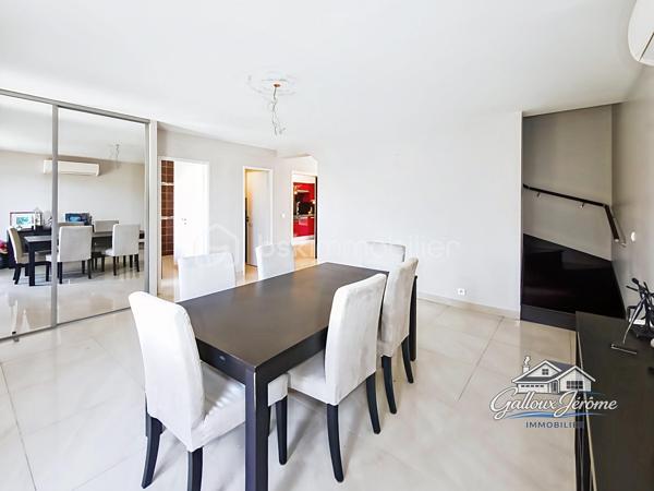 Coup de cœur assuré pour cette maison familiale récente à Goussainville !

Vous cherchez un logement spacieux, moderne et parfaitement situé ? Cette maison de 2014, nichée à quelques minutes à pied du centre-ville et de la gare, est un véritable bijou.

Dès l’entrée, un grand placard aménagé vous accueille. Le rez-de-chaussée, lumineux et fonctionnel, se compose d’une salle à manger conviviale, d’un salon ouvert sur le jardin, et d’une grande cuisine équipée idéale pour les repas en famille. Vous y trouverez aussi une chambre avec douche et lavabo, ainsi qu’un WC séparé, vous permettant de vivre de plain-pied si vous le souhaitez.

À l’étage, un large palier dessert quatre chambres confortables, une salle de bain et un WC séparé. Les combles, facilement aménageables, offrent un potentiel supplémentaire pour créer un espace à votre image.

En sous-sol, plus de 70 m² s’offrent à vous : garage pour deux voitures, buanderie et rangements généreux.

Côté confort, cette maison est équipée d’une pompe à chaleur économique, de fenêtres PVC double vitrage et de volets roulants électriques. Tout a été pensé pour allier économie d’énergie et bien-être au quotidien.

Le tout est implanté sur un terrain clos, parfait pour profiter de beaux moments en extérieur, en toute intimité.

Proche de toutes les commodités, des écoles et des transports, cette maison est idéale pour une grande famille en quête de confort et de praticité.

Ne passez pas à côté de cette opportunité rare, contactez-moi dès aujourd’hui pour une visite.