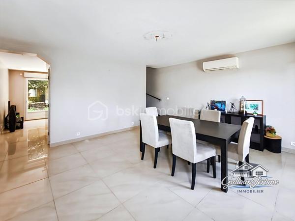 Coup de cœur assuré pour cette maison familiale récente à Goussainville !

Vous cherchez un logement spacieux, moderne et parfaitement situé ? Cette maison de 2014, nichée à quelques minutes à pied du centre-ville et de la gare, est un véritable bijou.

Dès l’entrée, un grand placard aménagé vous accueille. Le rez-de-chaussée, lumineux et fonctionnel, se compose d’une salle à manger conviviale, d’un salon ouvert sur le jardin, et d’une grande cuisine équipée idéale pour les repas en famille. Vous y trouverez aussi une chambre avec douche et lavabo, ainsi qu’un WC séparé, vous permettant de vivre de plain-pied si vous le souhaitez.

À l’étage, un large palier dessert quatre chambres confortables, une salle de bain et un WC séparé. Les combles, facilement aménageables, offrent un potentiel supplémentaire pour créer un espace à votre image.

En sous-sol, plus de 70 m² s’offrent à vous : garage pour deux voitures, buanderie et rangements généreux.

Côté confort, cette maison est équipée d’une pompe à chaleur économique, de fenêtres PVC double vitrage et de volets roulants électriques. Tout a été pensé pour allier économie d’énergie et bien-être au quotidien.

Le tout est implanté sur un terrain clos, parfait pour profiter de beaux moments en extérieur, en toute intimité.

Proche de toutes les commodités, des écoles et des transports, cette maison est idéale pour une grande famille en quête de confort et de praticité.

Ne passez pas à côté de cette opportunité rare, contactez-moi dès aujourd’hui pour une visite.
