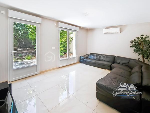 Coup de cœur assuré pour cette maison familiale récente à Goussainville !

Vous cherchez un logement spacieux, moderne et parfaitement situé ? Cette maison de 2014, nichée à quelques minutes à pied du centre-ville et de la gare, est un véritable bijou.

Dès l’entrée, un grand placard aménagé vous accueille. Le rez-de-chaussée, lumineux et fonctionnel, se compose d’une salle à manger conviviale, d’un salon ouvert sur le jardin, et d’une grande cuisine équipée idéale pour les repas en famille. Vous y trouverez aussi une chambre avec douche et lavabo, ainsi qu’un WC séparé, vous permettant de vivre de plain-pied si vous le souhaitez.

À l’étage, un large palier dessert quatre chambres confortables, une salle de bain et un WC séparé. Les combles, facilement aménageables, offrent un potentiel supplémentaire pour créer un espace à votre image.

En sous-sol, plus de 70 m² s’offrent à vous : garage pour deux voitures, buanderie et rangements généreux.

Côté confort, cette maison est équipée d’une pompe à chaleur économique, de fenêtres PVC double vitrage et de volets roulants électriques. Tout a été pensé pour allier économie d’énergie et bien-être au quotidien.

Le tout est implanté sur un terrain clos, parfait pour profiter de beaux moments en extérieur, en toute intimité.

Proche de toutes les commodités, des écoles et des transports, cette maison est idéale pour une grande famille en quête de confort et de praticité.

Ne passez pas à côté de cette opportunité rare, contactez-moi dès aujourd’hui pour une visite.