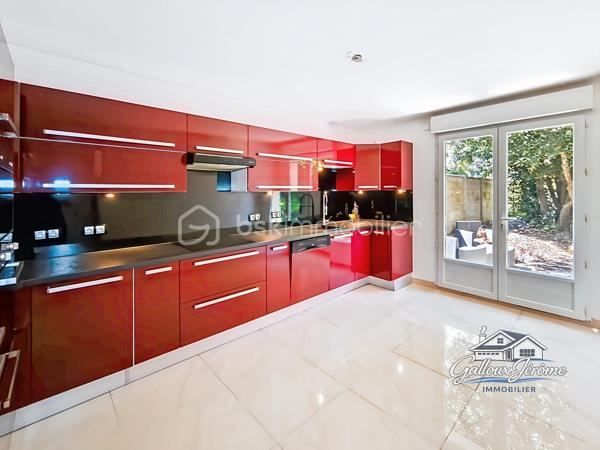 Coup de cœur assuré pour cette maison familiale récente à Goussainville !

Vous cherchez un logement spacieux, moderne et parfaitement situé ? Cette maison de 2014, nichée à quelques minutes à pied du centre-ville et de la gare, est un véritable bijou.

Dès l’entrée, un grand placard aménagé vous accueille. Le rez-de-chaussée, lumineux et fonctionnel, se compose d’une salle à manger conviviale, d’un salon ouvert sur le jardin, et d’une grande cuisine équipée idéale pour les repas en famille. Vous y trouverez aussi une chambre avec douche et lavabo, ainsi qu’un WC séparé, vous permettant de vivre de plain-pied si vous le souhaitez.

À l’étage, un large palier dessert quatre chambres confortables, une salle de bain et un WC séparé. Les combles, facilement aménageables, offrent un potentiel supplémentaire pour créer un espace à votre image.

En sous-sol, plus de 70 m² s’offrent à vous : garage pour deux voitures, buanderie et rangements généreux.

Côté confort, cette maison est équipée d’une pompe à chaleur économique, de fenêtres PVC double vitrage et de volets roulants électriques. Tout a été pensé pour allier économie d’énergie et bien-être au quotidien.

Le tout est implanté sur un terrain clos, parfait pour profiter de beaux moments en extérieur, en toute intimité.

Proche de toutes les commodités, des écoles et des transports, cette maison est idéale pour une grande famille en quête de confort et de praticité.

Ne passez pas à côté de cette opportunité rare, contactez-moi dès aujourd’hui pour une visite.