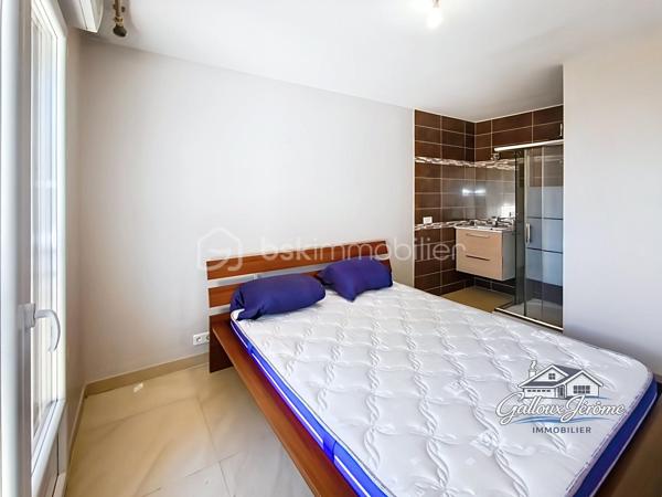 Coup de cœur assuré pour cette maison familiale récente à Goussainville !

Vous cherchez un logement spacieux, moderne et parfaitement situé ? Cette maison de 2014, nichée à quelques minutes à pied du centre-ville et de la gare, est un véritable bijou.

Dès l’entrée, un grand placard aménagé vous accueille. Le rez-de-chaussée, lumineux et fonctionnel, se compose d’une salle à manger conviviale, d’un salon ouvert sur le jardin, et d’une grande cuisine équipée idéale pour les repas en famille. Vous y trouverez aussi une chambre avec douche et lavabo, ainsi qu’un WC séparé, vous permettant de vivre de plain-pied si vous le souhaitez.

À l’étage, un large palier dessert quatre chambres confortables, une salle de bain et un WC séparé. Les combles, facilement aménageables, offrent un potentiel supplémentaire pour créer un espace à votre image.

En sous-sol, plus de 70 m² s’offrent à vous : garage pour deux voitures, buanderie et rangements généreux.

Côté confort, cette maison est équipée d’une pompe à chaleur économique, de fenêtres PVC double vitrage et de volets roulants électriques. Tout a été pensé pour allier économie d’énergie et bien-être au quotidien.

Le tout est implanté sur un terrain clos, parfait pour profiter de beaux moments en extérieur, en toute intimité.

Proche de toutes les commodités, des écoles et des transports, cette maison est idéale pour une grande famille en quête de confort et de praticité.

Ne passez pas à côté de cette opportunité rare, contactez-moi dès aujourd’hui pour une visite.