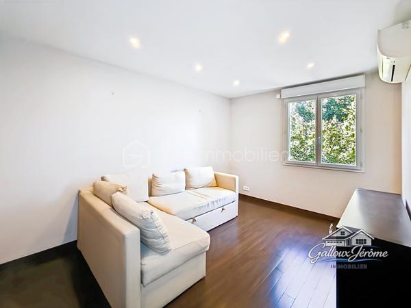 Coup de cœur assuré pour cette maison familiale récente à Goussainville !

Vous cherchez un logement spacieux, moderne et parfaitement situé ? Cette maison de 2014, nichée à quelques minutes à pied du centre-ville et de la gare, est un véritable bijou.

Dès l’entrée, un grand placard aménagé vous accueille. Le rez-de-chaussée, lumineux et fonctionnel, se compose d’une salle à manger conviviale, d’un salon ouvert sur le jardin, et d’une grande cuisine équipée idéale pour les repas en famille. Vous y trouverez aussi une chambre avec douche et lavabo, ainsi qu’un WC séparé, vous permettant de vivre de plain-pied si vous le souhaitez.

À l’étage, un large palier dessert quatre chambres confortables, une salle de bain et un WC séparé. Les combles, facilement aménageables, offrent un potentiel supplémentaire pour créer un espace à votre image.

En sous-sol, plus de 70 m² s’offrent à vous : garage pour deux voitures, buanderie et rangements généreux.

Côté confort, cette maison est équipée d’une pompe à chaleur économique, de fenêtres PVC double vitrage et de volets roulants électriques. Tout a été pensé pour allier économie d’énergie et bien-être au quotidien.

Le tout est implanté sur un terrain clos, parfait pour profiter de beaux moments en extérieur, en toute intimité.

Proche de toutes les commodités, des écoles et des transports, cette maison est idéale pour une grande famille en quête de confort et de praticité.

Ne passez pas à côté de cette opportunité rare, contactez-moi dès aujourd’hui pour une visite.