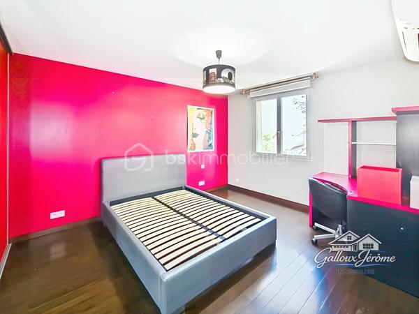 Coup de cœur assuré pour cette maison familiale récente à Goussainville !

Vous cherchez un logement spacieux, moderne et parfaitement situé ? Cette maison de 2014, nichée à quelques minutes à pied du centre-ville et de la gare, est un véritable bijou.

Dès l’entrée, un grand placard aménagé vous accueille. Le rez-de-chaussée, lumineux et fonctionnel, se compose d’une salle à manger conviviale, d’un salon ouvert sur le jardin, et d’une grande cuisine équipée idéale pour les repas en famille. Vous y trouverez aussi une chambre avec douche et lavabo, ainsi qu’un WC séparé, vous permettant de vivre de plain-pied si vous le souhaitez.

À l’étage, un large palier dessert quatre chambres confortables, une salle de bain et un WC séparé. Les combles, facilement aménageables, offrent un potentiel supplémentaire pour créer un espace à votre image.

En sous-sol, plus de 70 m² s’offrent à vous : garage pour deux voitures, buanderie et rangements généreux.

Côté confort, cette maison est équipée d’une pompe à chaleur économique, de fenêtres PVC double vitrage et de volets roulants électriques. Tout a été pensé pour allier économie d’énergie et bien-être au quotidien.

Le tout est implanté sur un terrain clos, parfait pour profiter de beaux moments en extérieur, en toute intimité.

Proche de toutes les commodités, des écoles et des transports, cette maison est idéale pour une grande famille en quête de confort et de praticité.

Ne passez pas à côté de cette opportunité rare, contactez-moi dès aujourd’hui pour une visite.