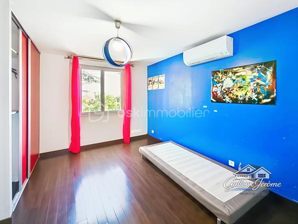 Coup de cœur assuré pour cette maison familiale récente à Goussainville !

Vous cherchez un logement spacieux, moderne et parfaitement situé ? Cette maison de 2014, nichée à quelques minutes à pied du centre-ville et de la gare, est un véritable bijou.

Dès l’entrée, un grand placard aménagé vous accueille. Le rez-de-chaussée, lumineux et fonctionnel, se compose d’une salle à manger conviviale, d’un salon ouvert sur le jardin, et d’une grande cuisine équipée idéale pour les repas en famille. Vous y trouverez aussi une chambre avec douche et lavabo, ainsi qu’un WC séparé, vous permettant de vivre de plain-pied si vous le souhaitez.

À l’étage, un large palier dessert quatre chambres confortables, une salle de bain et un WC séparé. Les combles, facilement aménageables, offrent un potentiel supplémentaire pour créer un espace à votre image.

En sous-sol, plus de 70 m² s’offrent à vous : garage pour deux voitures, buanderie et rangements généreux.

Côté confort, cette maison est équipée d’une pompe à chaleur économique, de fenêtres PVC double vitrage et de volets roulants électriques. Tout a été pensé pour allier économie d’énergie et bien-être au quotidien.

Le tout est implanté sur un terrain clos, parfait pour profiter de beaux moments en extérieur, en toute intimité.

Proche de toutes les commodités, des écoles et des transports, cette maison est idéale pour une grande famille en quête de confort et de praticité.

Ne passez pas à côté de cette opportunité rare, contactez-moi dès aujourd’hui pour une visite.