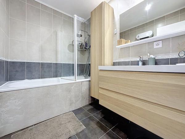 Appartement à vendre 3 pièces (69) À vendre – Superbe T3 rénové de 68 m² – Rillieux-la-Pape situé 1 Avenue Général Leclerc