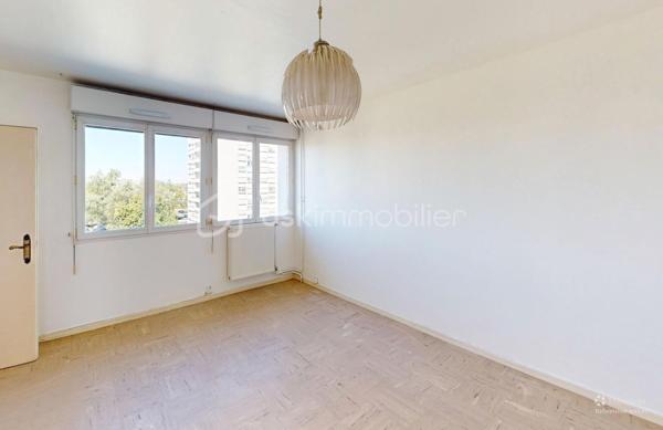 Situé au 4ᵉ étage avec ascenseur d’une résidence sécurisée et bien entretenue cet agréable appartement traversant offre un cadre de vie confortable et fonctionnel.

L’appartement se compose d’un séjour agréable offrant un bel espace de vie, d’une cuisine indépendante, de deux chambres, d’une salle d'eau, d’un WC séparé.
Une cave privative en sous-sol complète ce bien. 
La résidence dispose également d’un local vélo/poussette.

L’appartement bénéficie d’un bon confort thermique grâce aux travaux réalisés dans la résidence, notamment le ravalement avec isolation extérieure.

Les radiateurs ont été remplacés, améliorant le confort de chauffage au quotidien.
Les fenêtres en PVC double vitrage avec volets roulants aluminium participent également à une bonne isolation du logement.

Chauffage & eau chaude
Chauffage collectif raccordé à un réseau de chaleur urbain, compris dans les charges de copropriété.
Eau chaude individuelle assurée par un ballon électrique à accumulation de 250 litres situé dans la salle d’eau.

Informations copropriété

Charges de copropriété : environ 160 €/mois (soit environ 1 920 €/an pour 2025).
Ces charges comprennent :
le chauffage collectif,
l’entretien des parties communes et des espaces verts,
l’ascenseur,
les services d’un gardien,
l’électricité des parties communes,

Un appartement idéal pour un premier achat ou un investissement locatif, situé dans une résidence agréable et bien entretenue à Orléans.